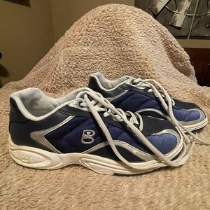 Women Brunswick bowling shoes - size 8